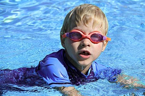 游泳的男孩儿童人物图片-千叶网