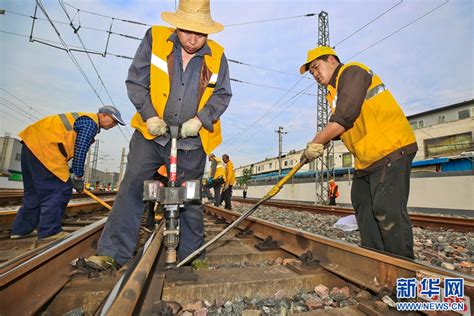 郑州：铁路春季施工忙-人民图片网