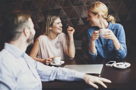 两个女人和一个男人在咖啡馆聊天笑和享高清图片下载-正版图片502770467-摄图网