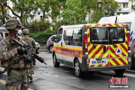 巴黎持刀袭击案致2人伤，法内政部长称系恐怖主义行为