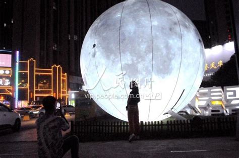 “人造月亮”亮相十堰街头-人民图片网