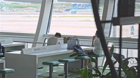 机场候机厅等待登机的旅客视频素材_ID:VCG2219162491-VCG.COM