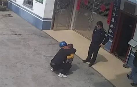武汉校内一学生被撞身亡后，其母亲被网暴跳楼，孩子父亲情绪崩溃_腾讯视频