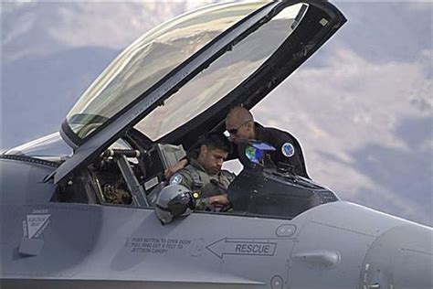第一人称视角：美国F16“战隼”战斗机，超广阔的气泡驾驶舱！