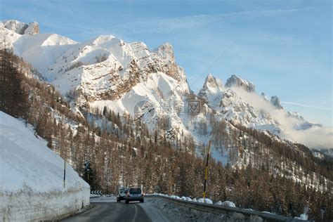 位于意大利道罗麦特山北部的Val di Funes乡村，有“仙境”之称