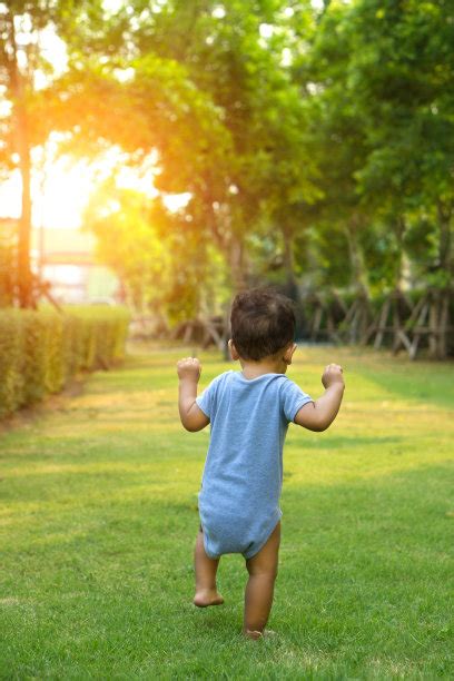 可爱的白种人蹒跚学步的男孩在户外花园的后院玩拿着扫帚儿童小帮手穿着tshort和短裤高清图片下载-正版图片506362963-摄图网