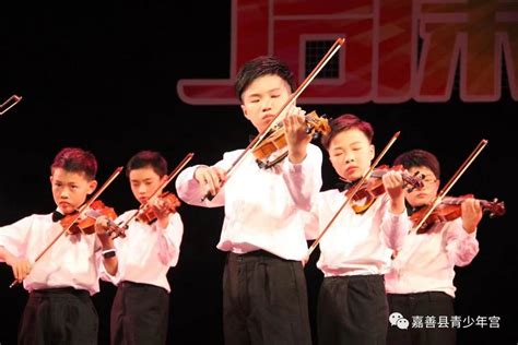 环球 _ 18岁华裔小提琴家登上柏林爱乐音乐厅，完美诠释帕格尼尼小提琴协奏曲