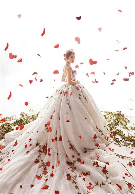 迪丽热巴出席星光大赏，穿玫瑰刺绣礼服走红毯，宛如童话里的公主|玫瑰花|迪丽热巴|礼服_新浪新闻