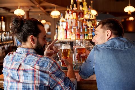 人,男人,休闲,友谊沟通的亲密的快乐男朋友酒吧酒吧喝生啤酒高清图片下载-正版图片300607854-摄图网