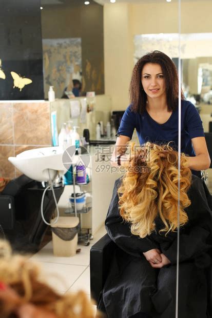 为客户吹头发的女理发师高清图片下载-正版图片503409655-摄图网