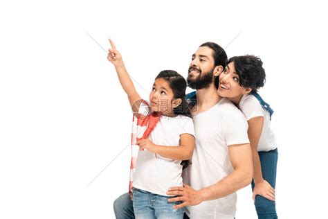 可爱的Latin小孩用手指着幸福的父母们高清图片下载-正版图片506087481-摄图网