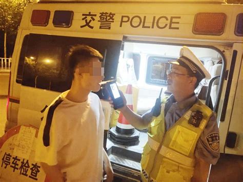 毕业季同窗好友聚餐，小伙刚踏入社会就因酒驾被处罚 交警：珍惜生命，远离酒驾！-半岛网