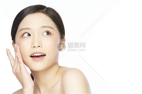 护肤保养的年轻女子高清图片下载-正版图片502267700-摄图网