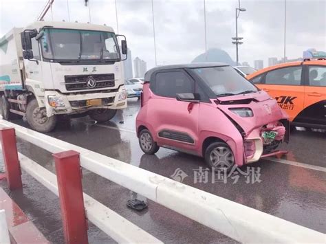 柳州红光桥6车追尾，两岁娃被送医；滨江西路两车迎头对撞，气囊爆出