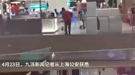 上海一男子商场坠楼砸中过路女子，警方：男子抢救无效死亡，女顾客无生命危险_手机新浪网