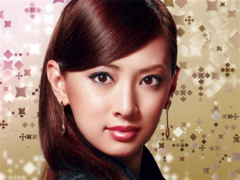 日本女星北川景子的新封面太美了！雪肤娇嫩性感身材迷人