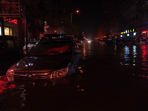 组图：平顶山暴雨后数十辆汽车被淹 市区严重积水--社会--中原网