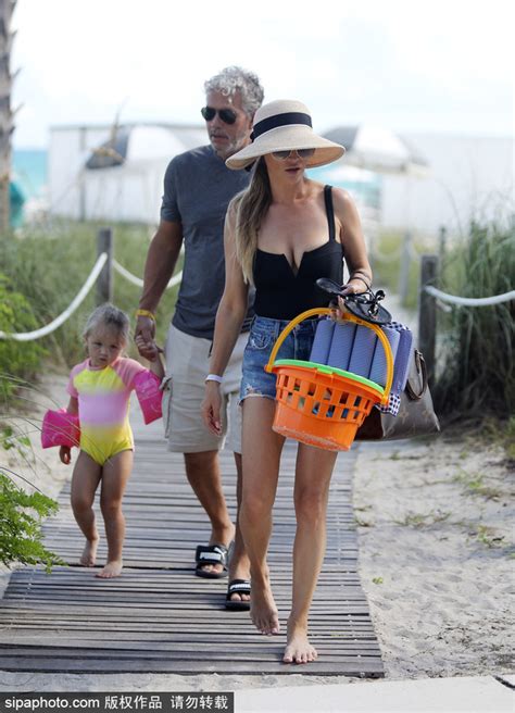 乔安娜·克鲁帕与家人迈阿密度假 穿黑色连体泳衣身材好_新浪图片