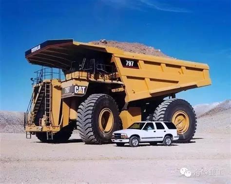 【工业之美】一个轮子就比一辆普通卡车高 世界最大自卸卡车载重超500吨|界面新闻 · 商业