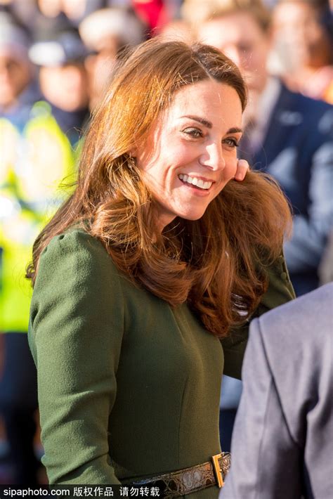 凯特王妃访问家庭慈善机构 一袭墨绿色连衣裙明艳动人
