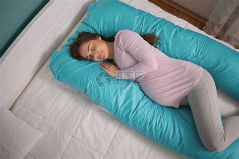 孕妇睡在她的床上高清图片下载-正版图片504374523-摄图网