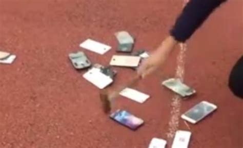 一中学当学生面销毁手机：用锤砸、扔水桶 -学生,销毁,手机,锤砸,水桶 ——快科技(驱动之家旗下媒体)--科技改变未来