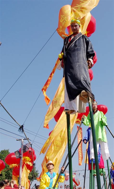 熊黛林踩高跷图片