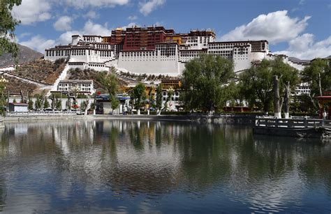 拉萨：朝圣藏民-人民图片网