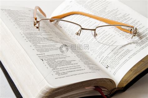 用眼镜打开的圣经高清图片下载-正版图片503410091-摄图网