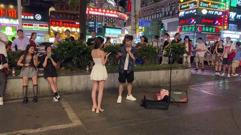心疼！深圳街头一女子带娃乞讨，行人猜测：可能是被老公赶出门_孩子