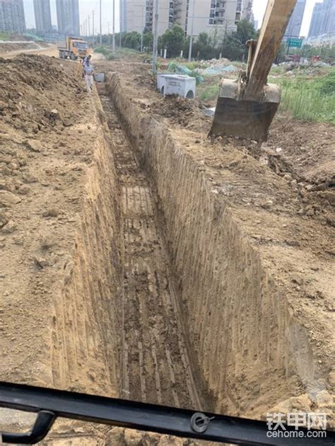 挖掘机为管道挖沟开挖高清图片下载-正版图片505656067-摄图网