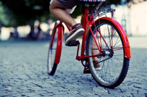 秋天骑自行车图片-在树林骑自行车的人素材-高清图片-摄影照片-寻图免费打包下载