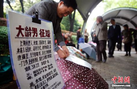 上海公园现相亲角 父母“摆摊”为儿女相亲 - 华声新闻