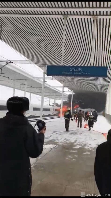 京沪高铁发生火灾 车身烧出大洞_手机凤凰网