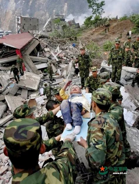 汶川地震12年丨12张图回望那些逆行的军人身影_荔枝网新闻