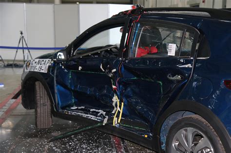 安全：东风悦达起亚KX CROSS侧面碰撞，车身变形严重-新浪汽车