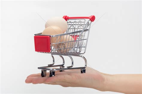 一只手把鸡蛋放进小型购物车高清图片下载-正版图片307053930-摄图网