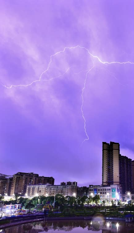 实拍！杭州暴雨后西湖闪电不停 整个天空被照亮_手机新浪网