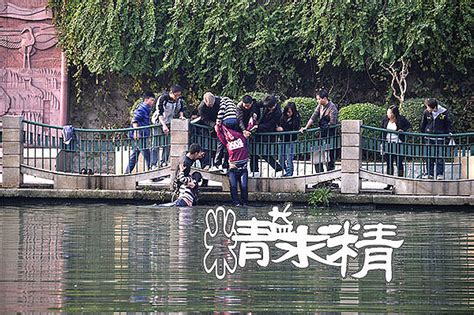 网友实拍女子落水被救过程-贵州旅游在线