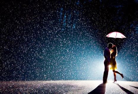 在雨中漫步的情侣插画图片-千库网