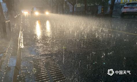 湖南凤凰部分地区遭遇暴雨 低洼路段积水河水上涨-图片频道