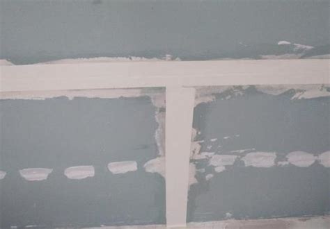 石膏板吊顶伸缩缝怎么做？石膏板开裂原因！_mm