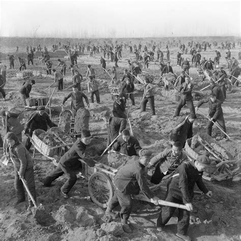 百年前中国农村老照片：老爷出门靠农人，农人出门靠脚 - 派谷照片修复翻新上色