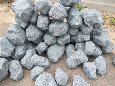 印度昌迪加尔-2015 年 1 月 4 日：印度昌迪加尔岩石花园的岩石雕像高清摄影大图-千库网