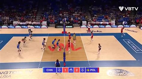 半决赛，中国女排是3-0横扫波兰晋级，而日本女排则是和巴西女排拼到决胜局，才3-2惊险胜出。
