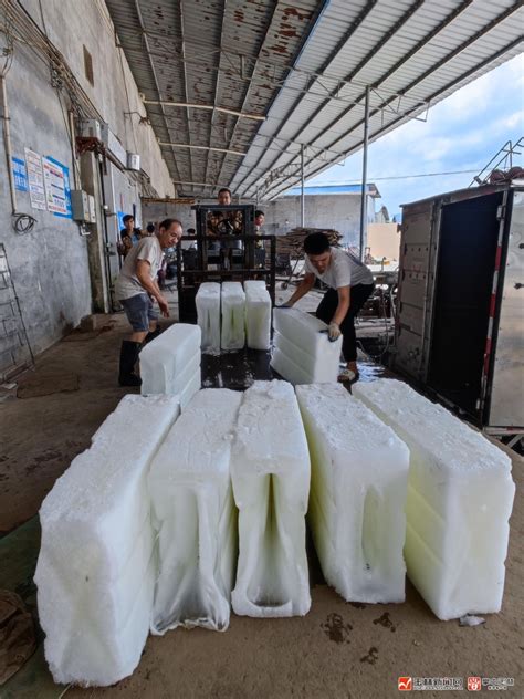 冰块装卸工人：35℃高温下 穿着棉衣干体力活-玉林新闻网