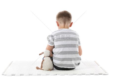 悲哀的小男孩有自闭症在白高清图片下载-正版图片504068302-摄图网