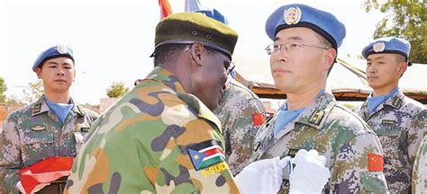 中国维和部队在非洲开荒种菜，在当地大受欢迎，他国士兵都很眼馋_当地人_种植_我国