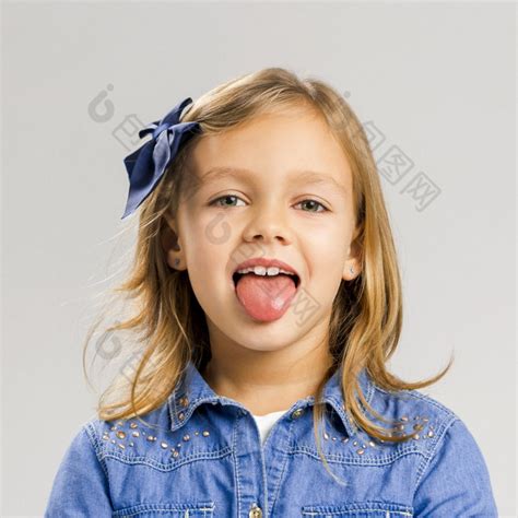 肖像可爱的小女孩与她的舌头出图片-包图网