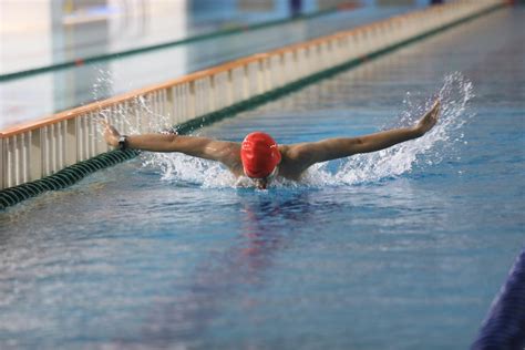 珠海游泳队首金！这个初二男生省运会100米蛙泳夺冠